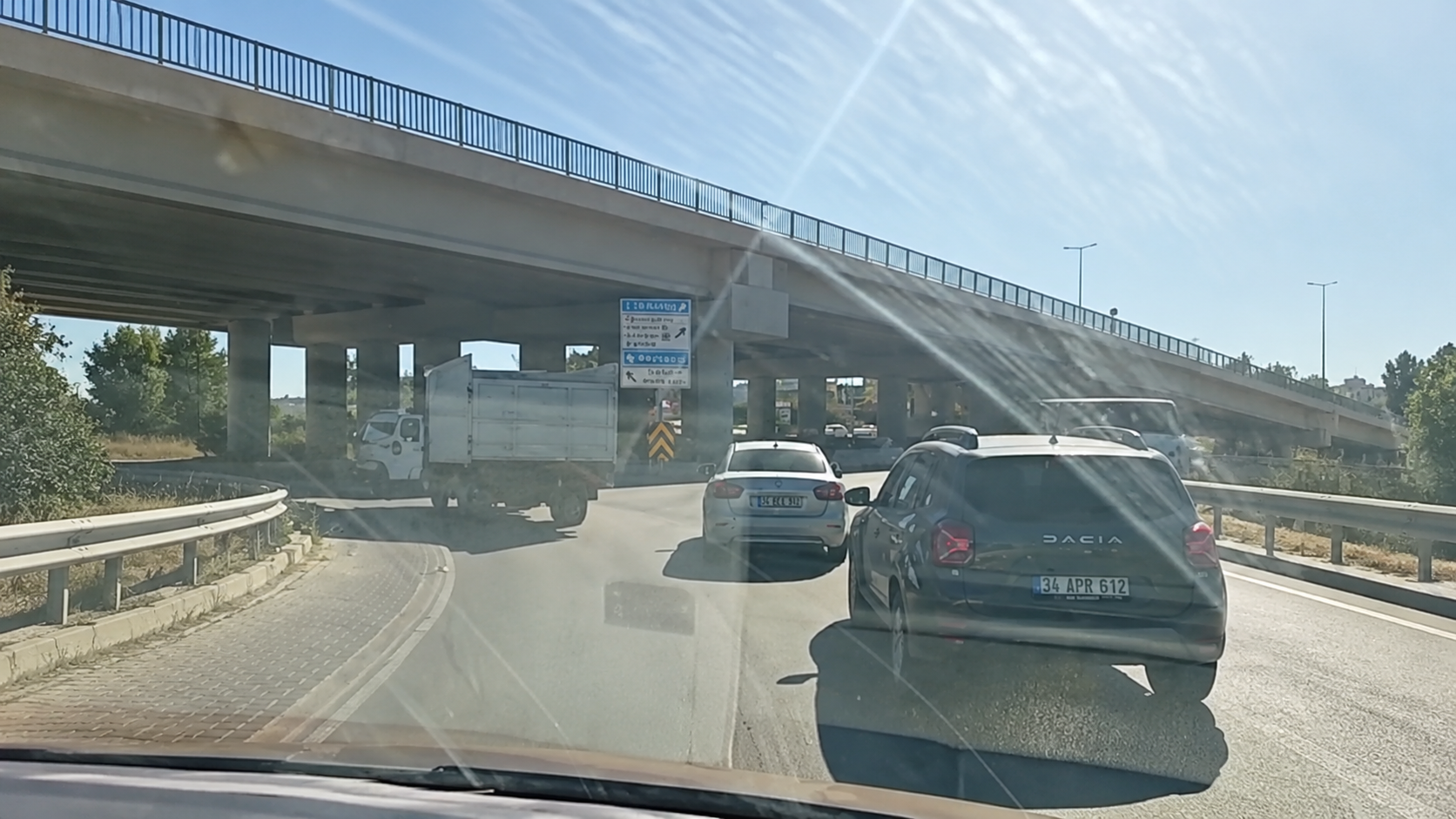 Okullar Açıldı, Trafik Kilitlendi: Servis Şoförlerinden Honda Kavşağı Çağrısı!