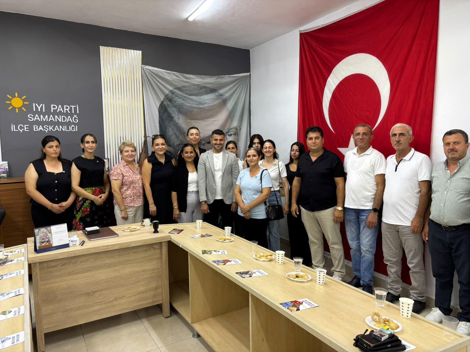 İYİ Partili Kadın Yöneticiler Samandağ’da Esnafın Nabzını Tuttu