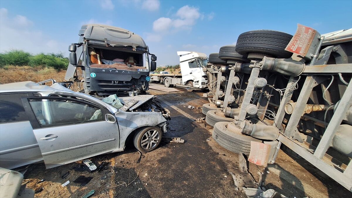 Mersin'de karşı şeride geçen tır iki araca çarptı, 1 kişi öldü, 2 kişi yaralandı
