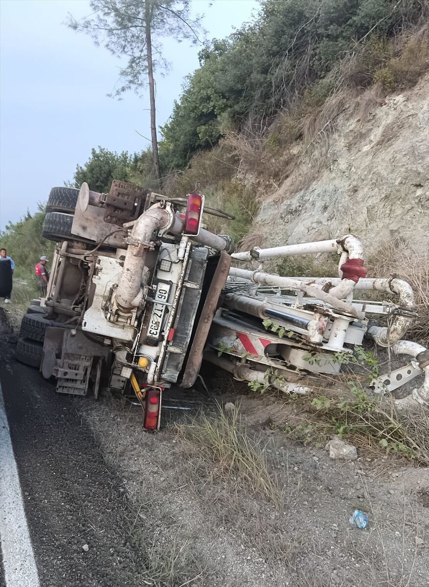 Osmaniye'de devrilen beton mikserinin sürücüsü yaralandı