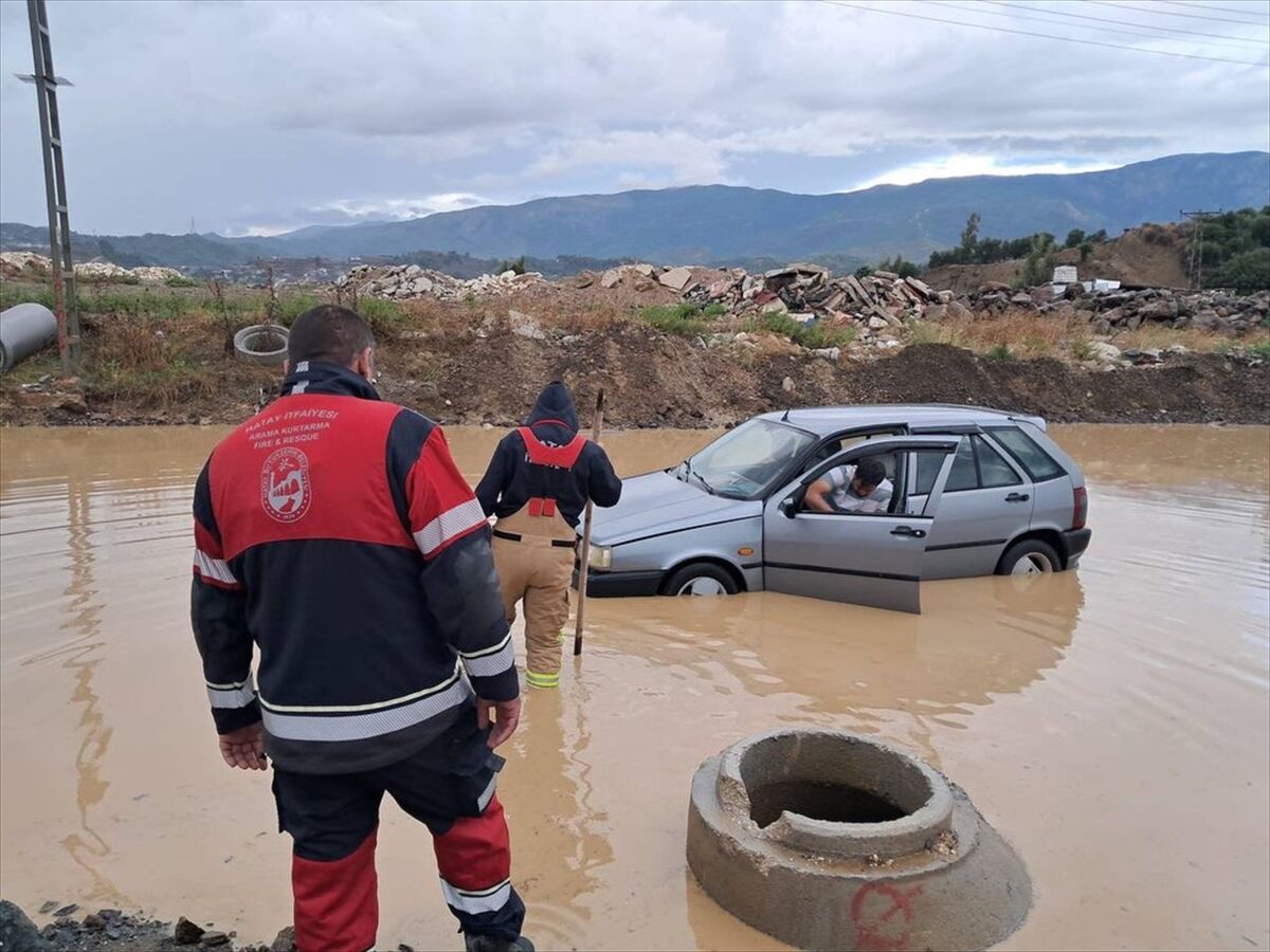 Hatay’da Sağanak: Otomobilde Mahsur Kalan Baba ve Oğlu Kurtarıldı