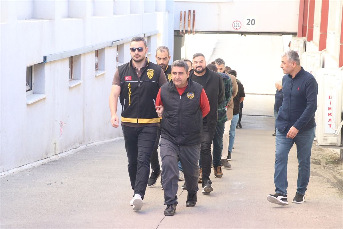 Adana merkezli 'kurgu trafik kazası' soruşturmasında gözaltına alınan 87 şüpheli adliyede