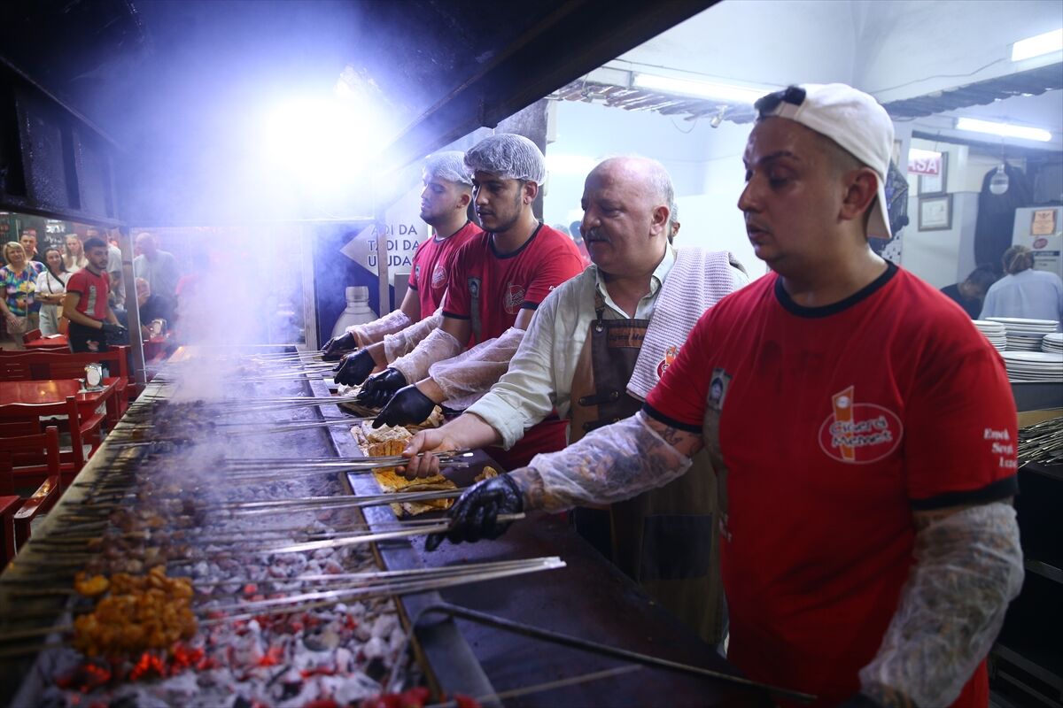 Adana'da kebapçılar Lezzet Festivali öncesi mangallarını hazırladı