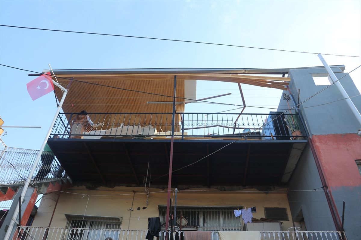 Adana'da kuvvetli rüzgar nedeniyle bir evin çatısı uçtu