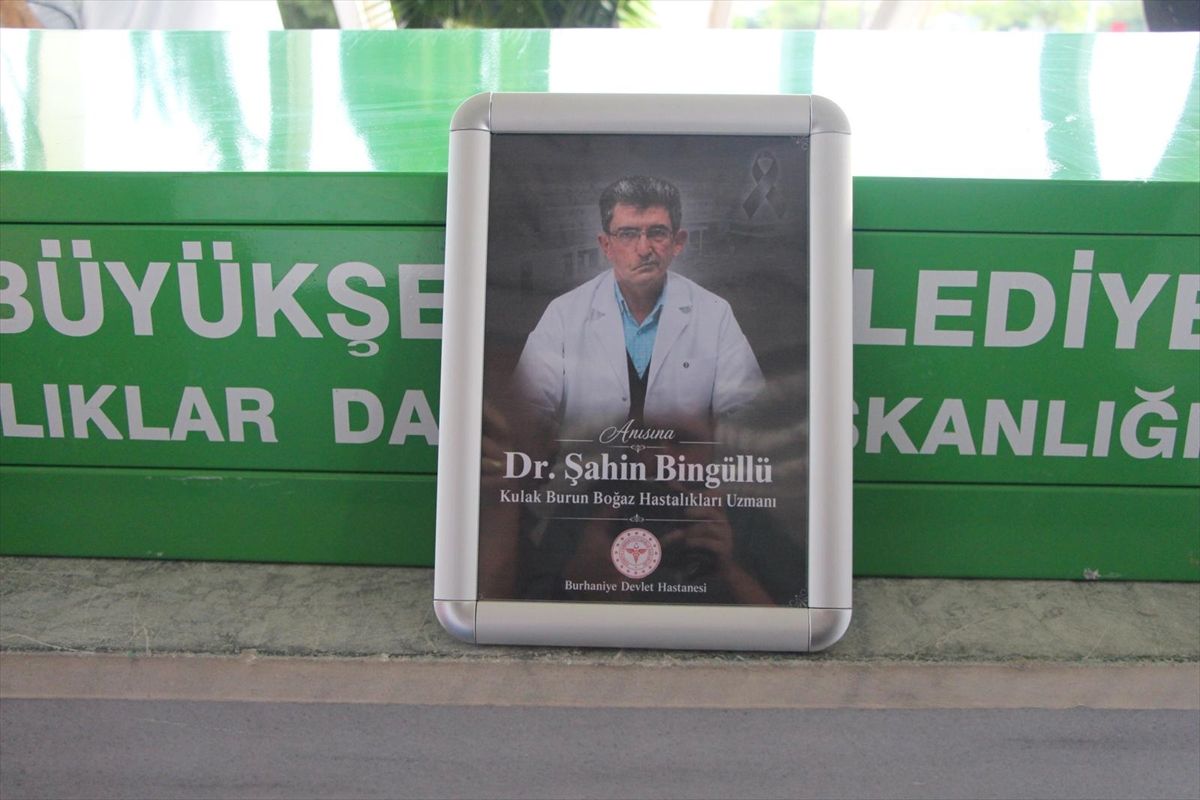 Ayvalık'ta batan teknede hayatını kaybeden doktorun cenazesi Adana'da toprağa verildi