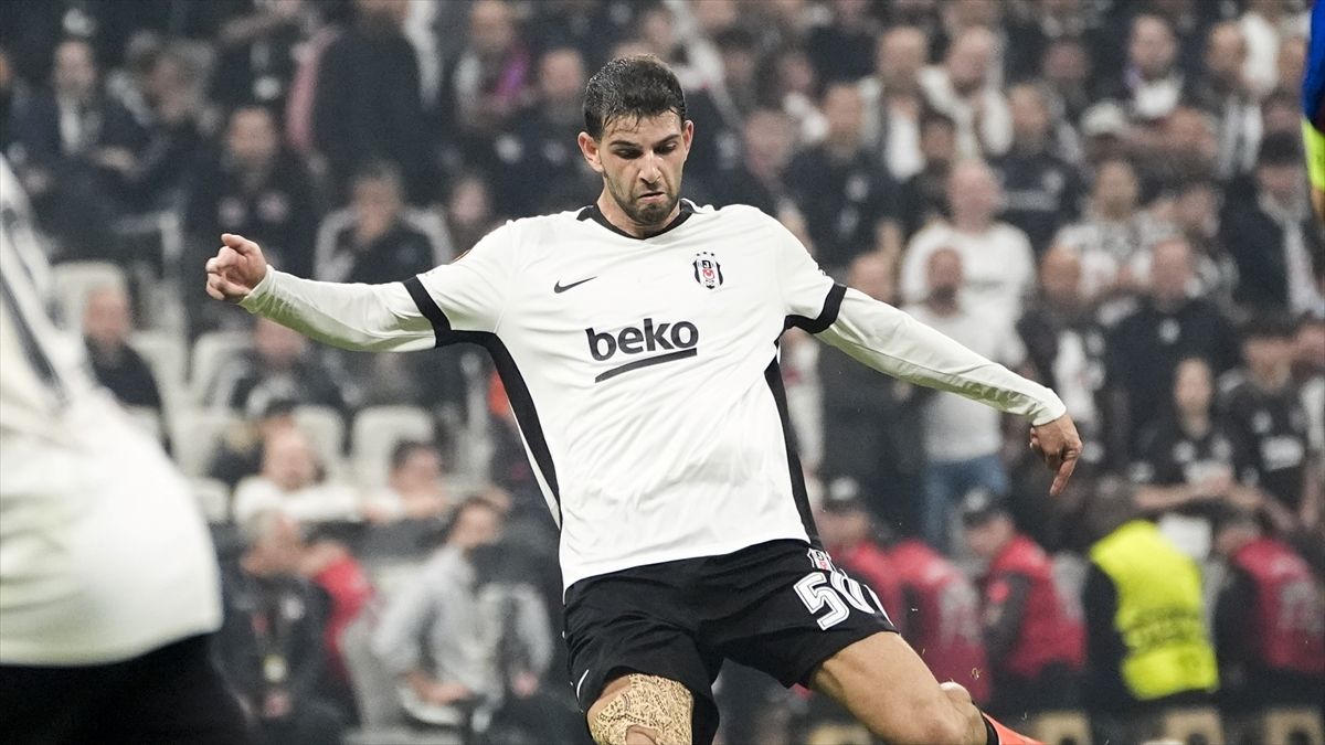 Beşiktaşlı futbolcu Ümit Akdağ'ın sağ elinde kırık tespit edildi