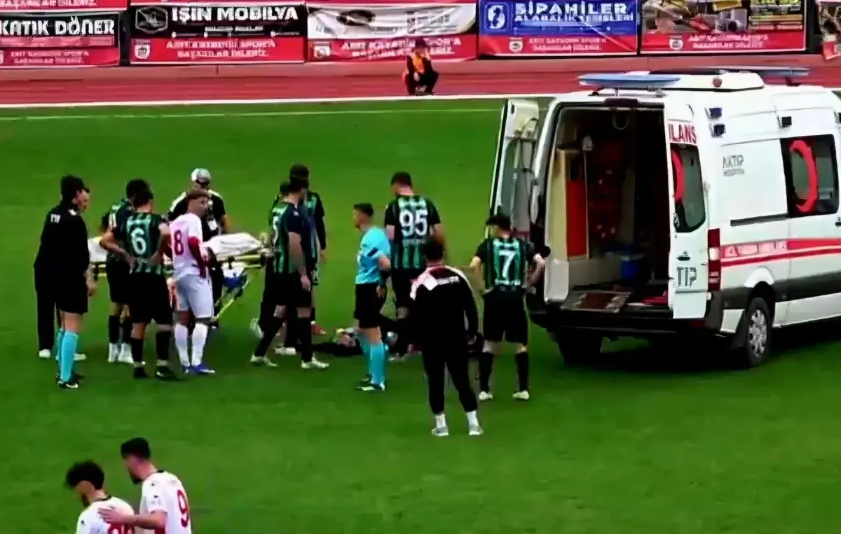 Futbol Sahasında Kalp Krizi! 35 Yaşındaki Oyuncu Acil Anjiyoya Alındı