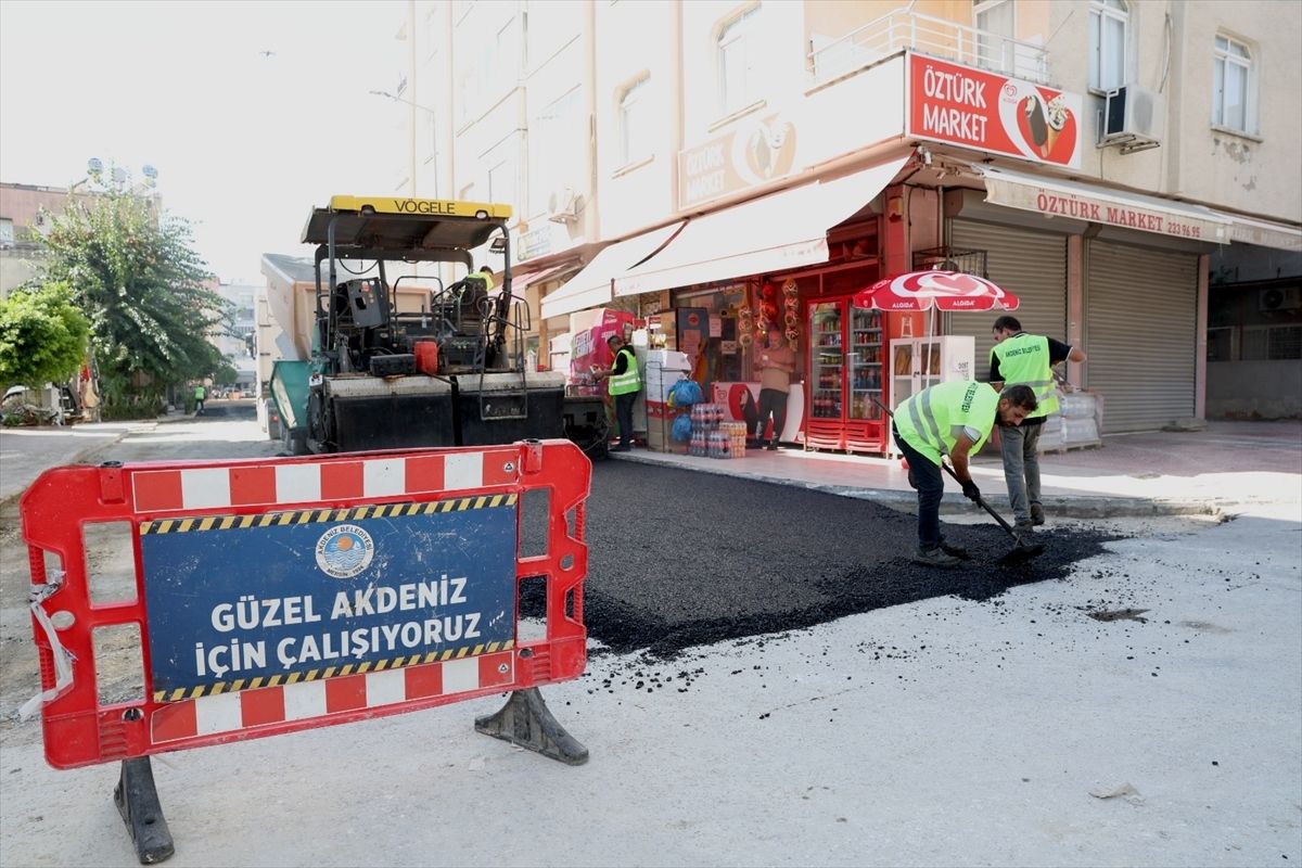 Mersin'in Akdeniz ilçesindeki yollarda yenileme çalışmaları sürüyor