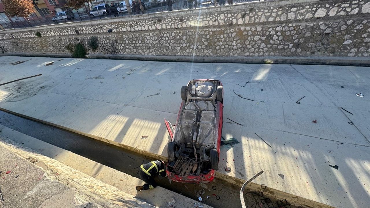 Burdur'da çay yatağına düşen otomobilin sürücüsü yaralandı