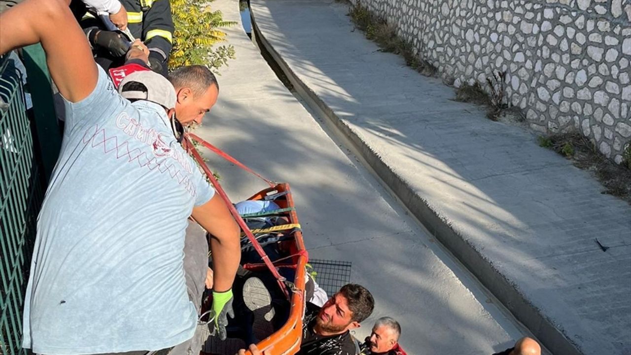 Burdur'da dere yatağına düşen otomobilin sürücüsü yaralandı