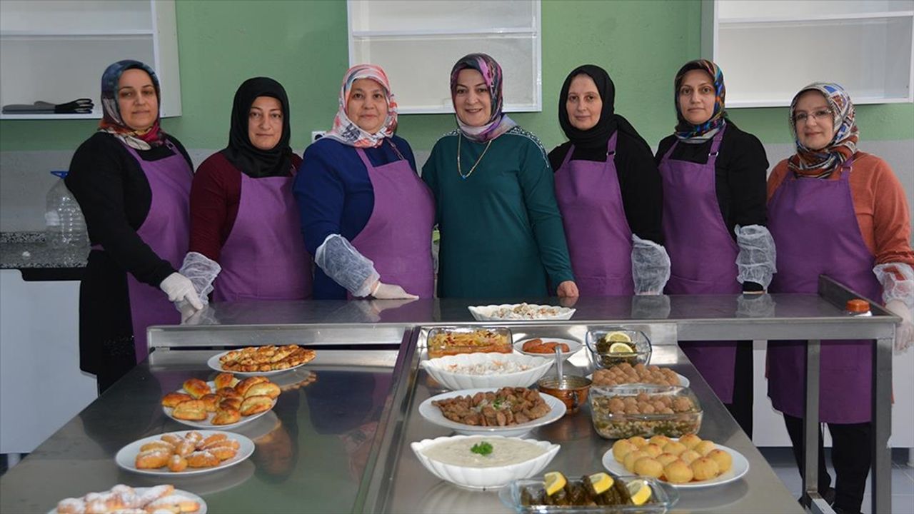 Bitlis'te kooperatif kuran kadınlar, yöresel lezzetleri pazarlıyor