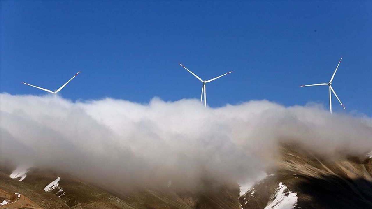 Bitlis'te rüzgar ve güneş enerjisi santrali sayısı artıyor