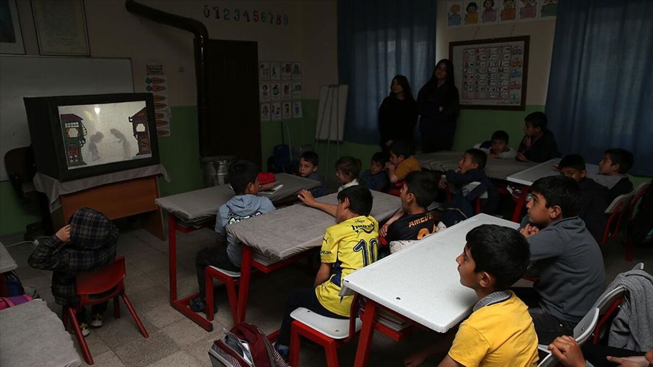 Bitlis'te lise öğrencileri Hacivat ve Karagöz'ü köy çocuklarıyla buluşturuyor