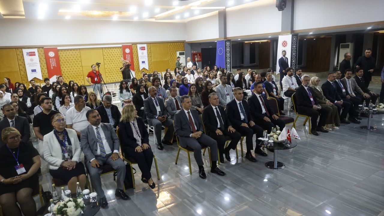 Mersin'de "Dezenformasyon ve Korunma Yolları Mersin Çalıştayı" yapıldı