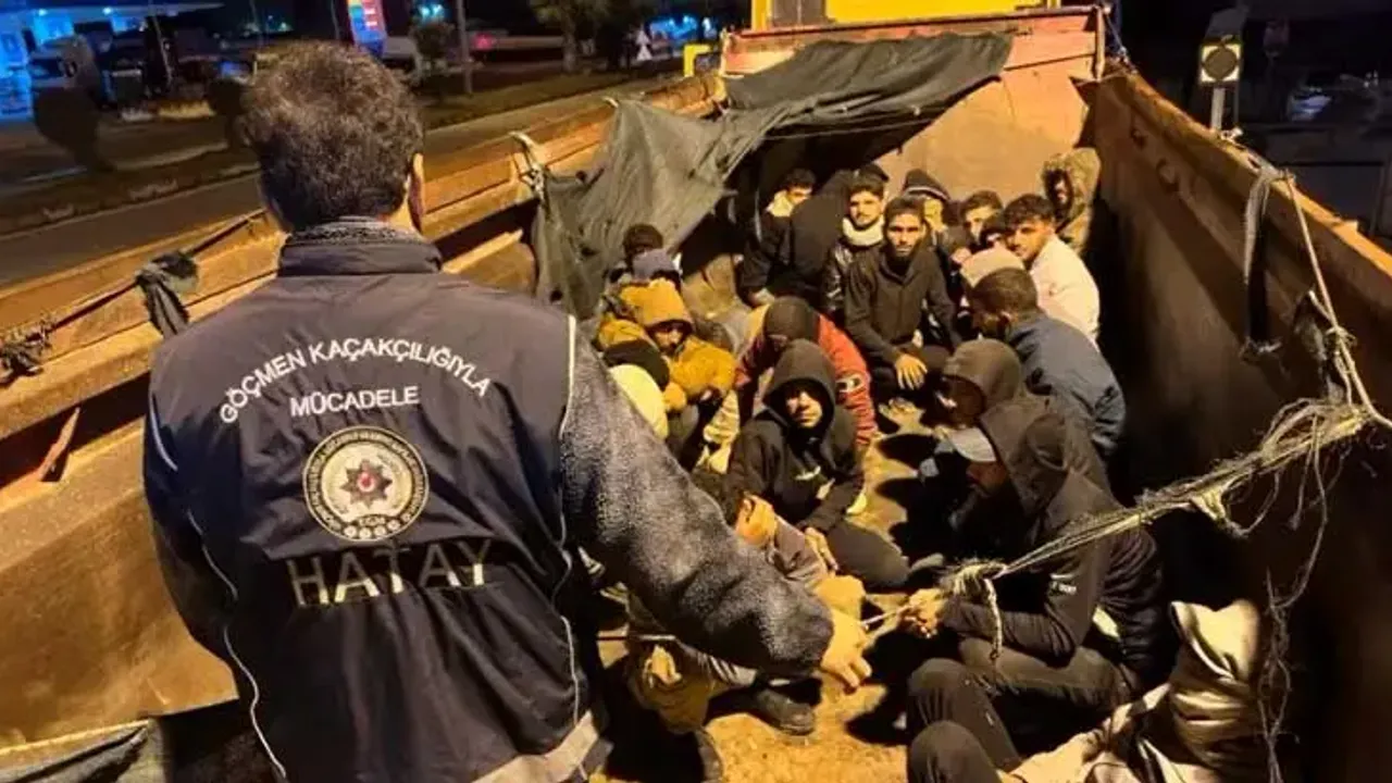 Yayladağı’nda Eş Zamanlı Operasyon : Yüzlerce Kaçak Yakalandı!