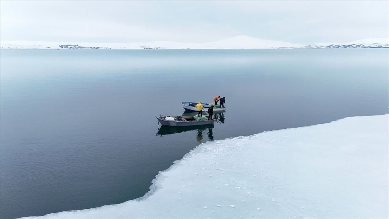 Bitlis'te Nazik Gölü'nde buzlar kısmen çözüldü