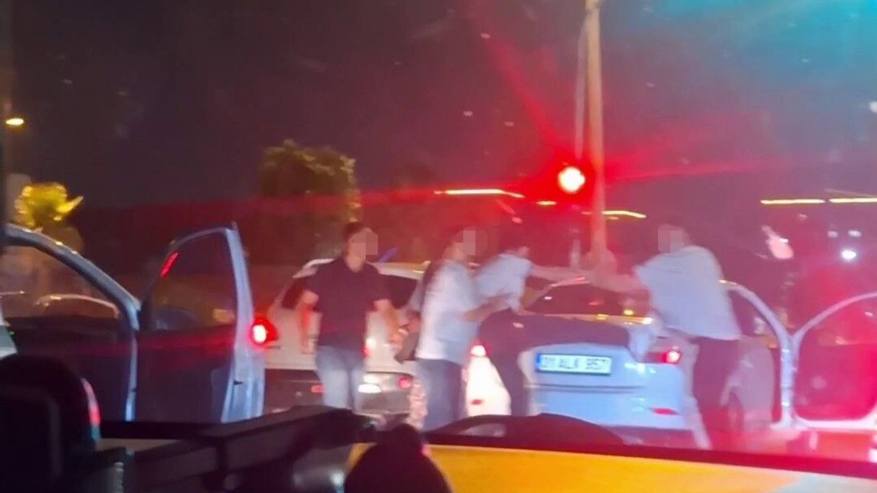 İskenderun’da Trafik Terörü: Tekmeli Yumruklu Kavga Kamerada