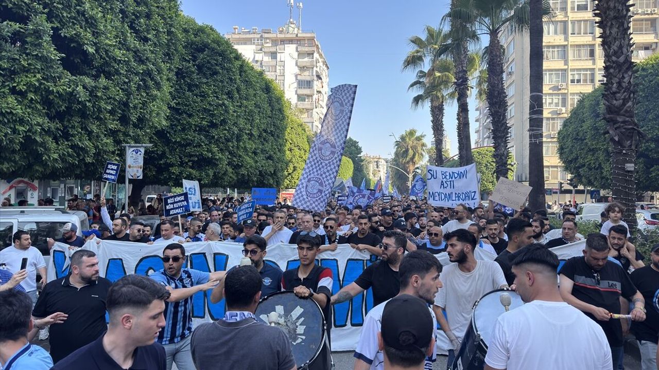 Adana Demirspor taraftarlarından 'Yaşasın Demirspor' yürüyüş