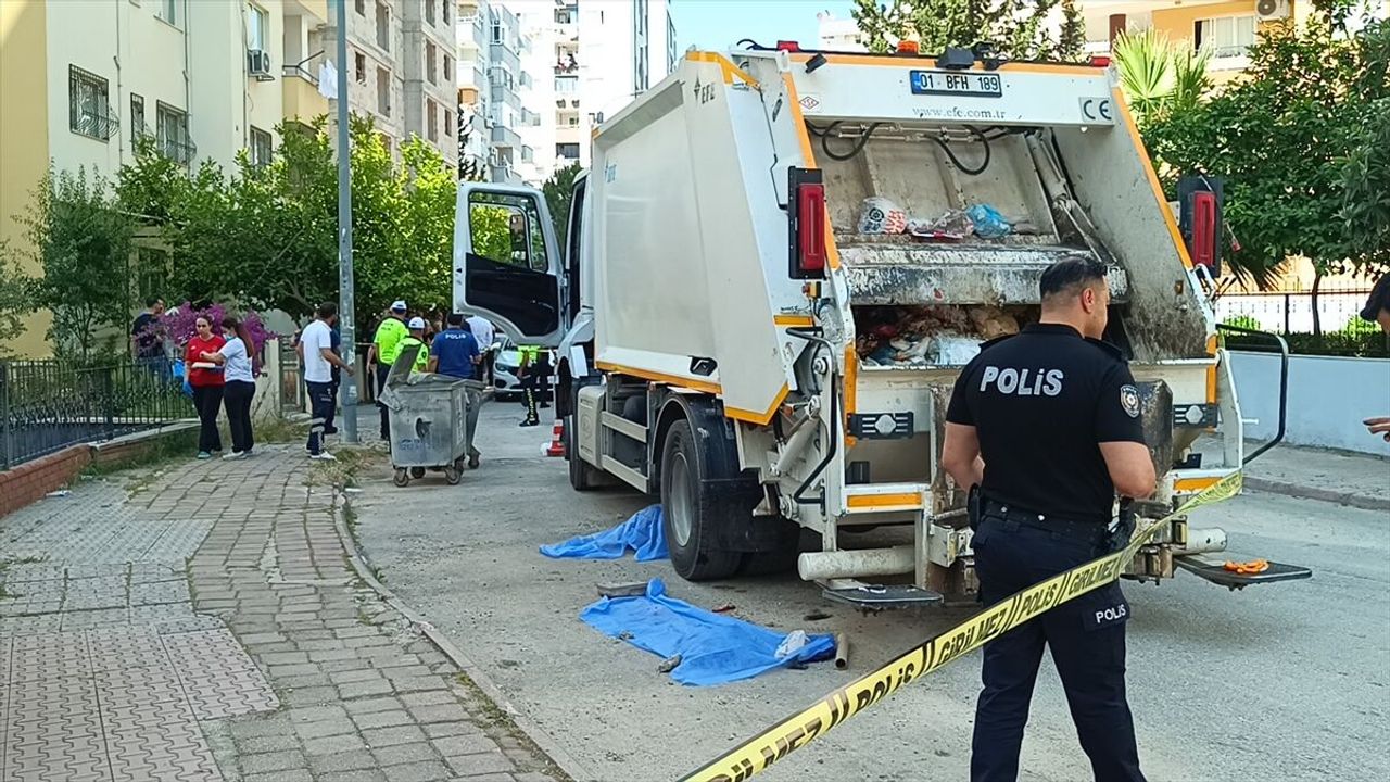 Adana'da çöp kamyonunun çarptığı yaya hayatını kaybetti