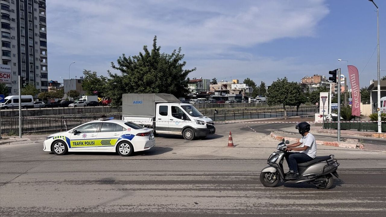 Adana'da su borusunun patladığı cadde trafiğe kapatıldı