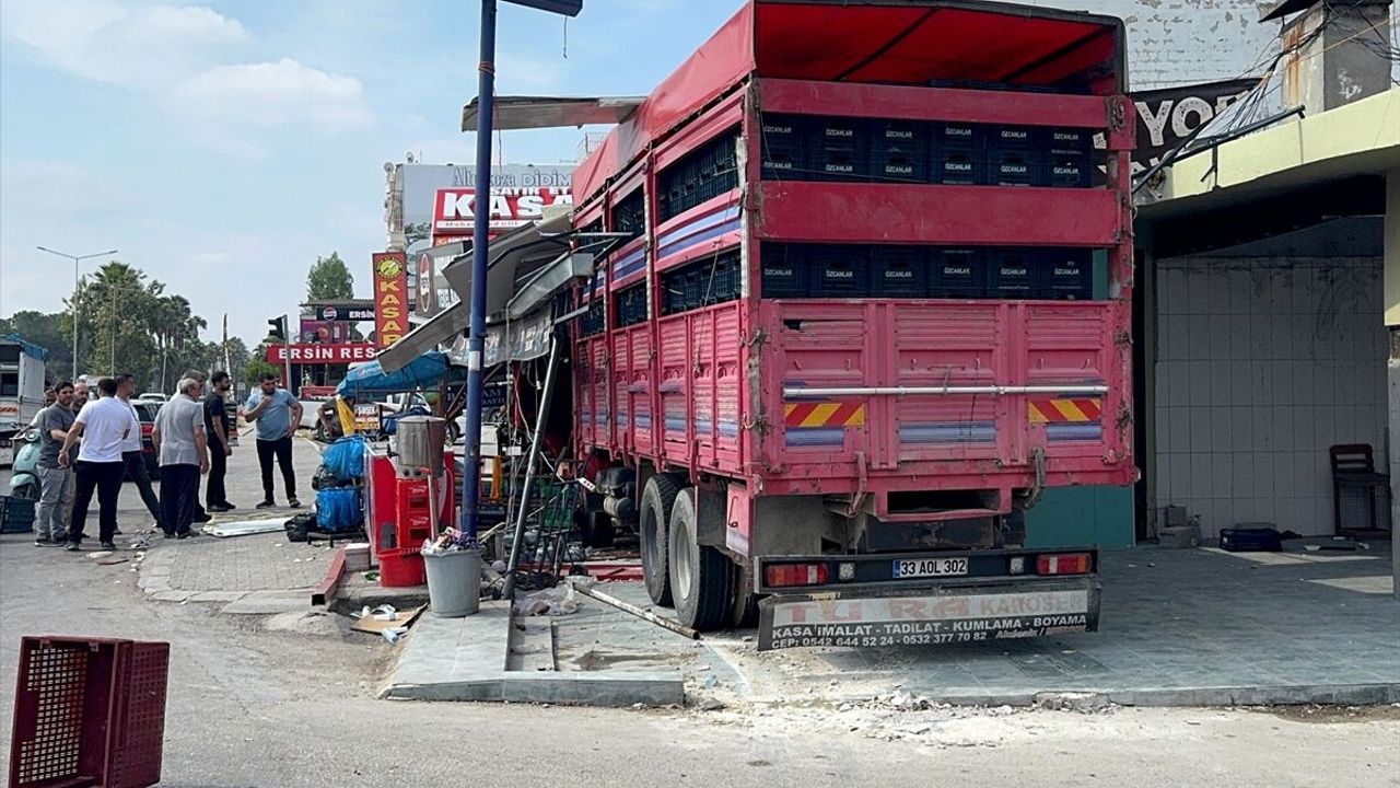 Adana'da sürücüsünün kontrolünden çıkan kamyon markete girdi