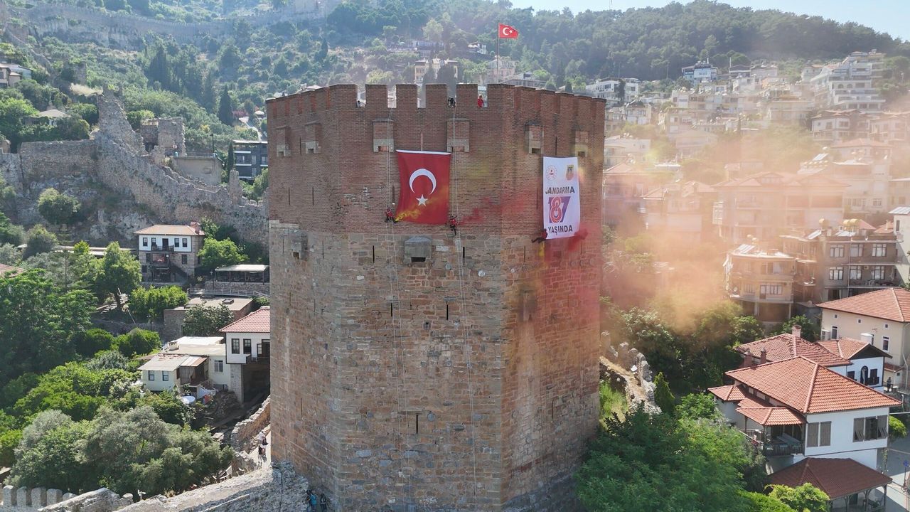Alanya'da JAK timi, tarihi Kızılkule'de Türk bayrağı açtı