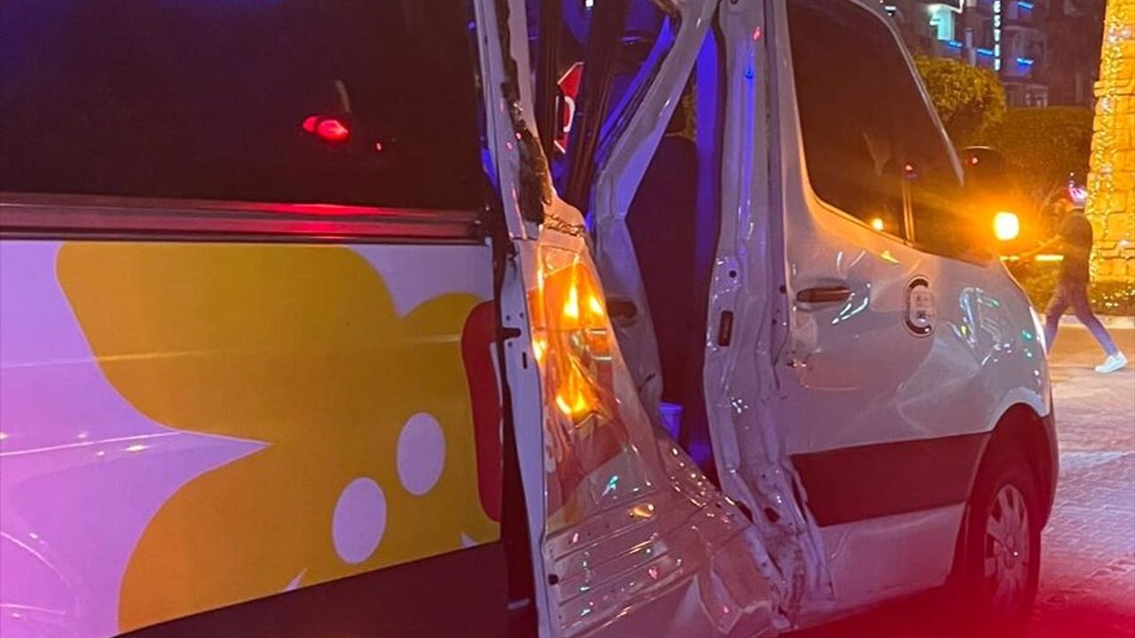 Alanya'da minibüsle çarpışan motosikletin sürücüsü öldü