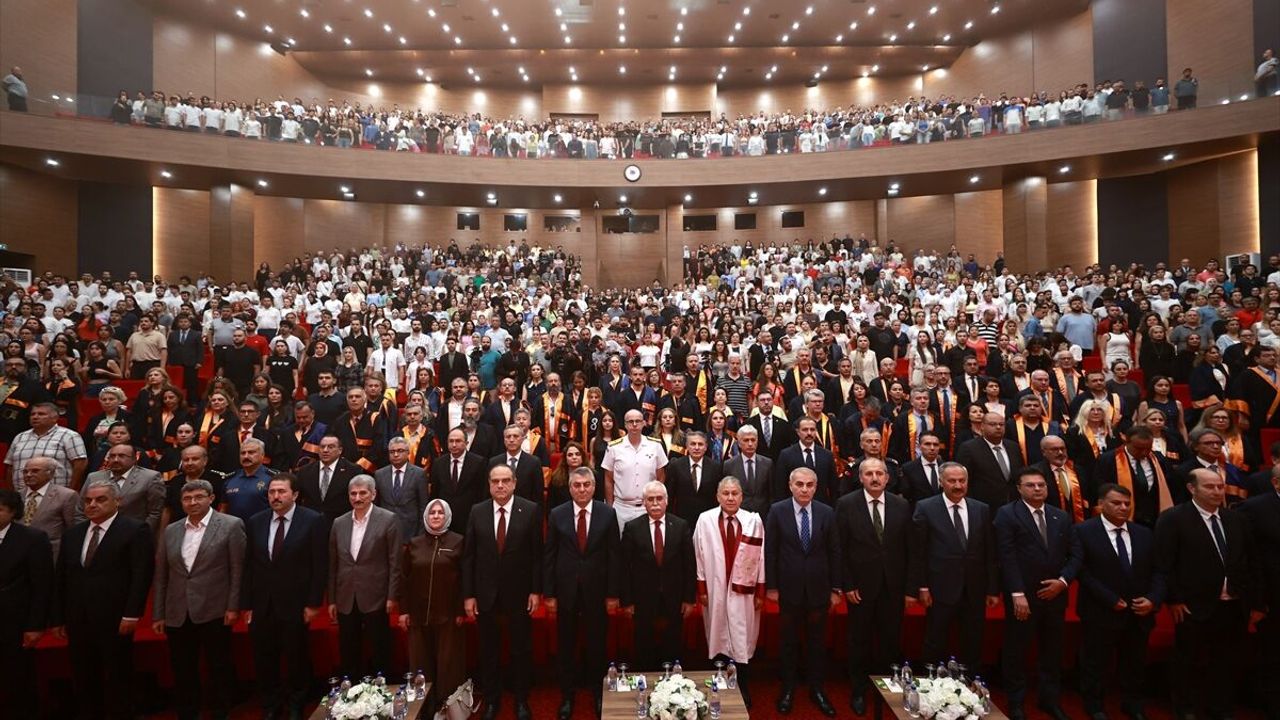 Anayasa Mahkemesi Başkanı Kadir Özkaya, Mersin'de öğrenciler