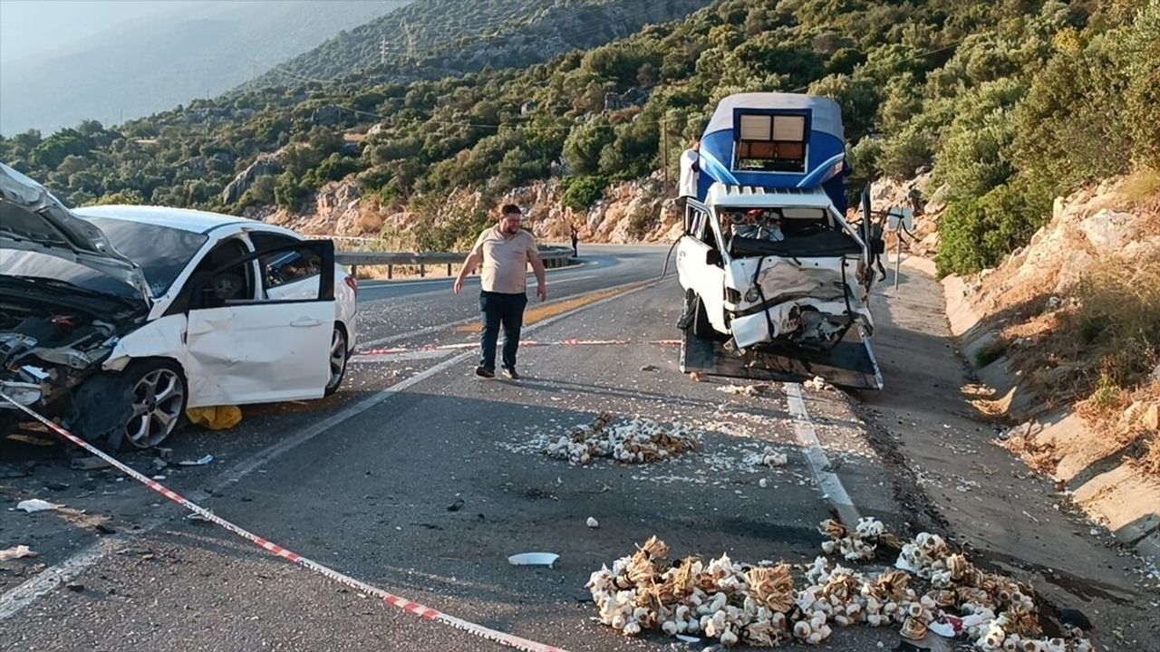 Antalya'da kamyonet ile otomobilin çarpıştığı kazada 2 kişi 