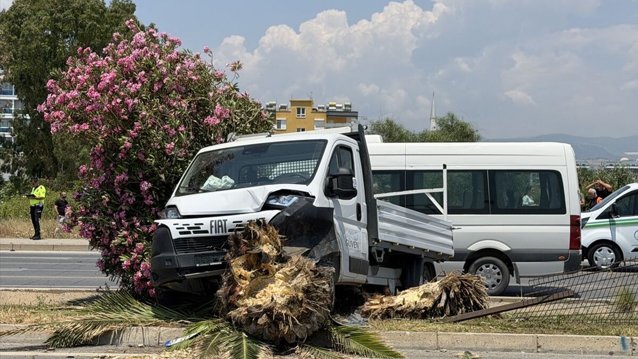 Antalya'da kamyonetle çarpışan motosikletin sürücüsü öldü, 1