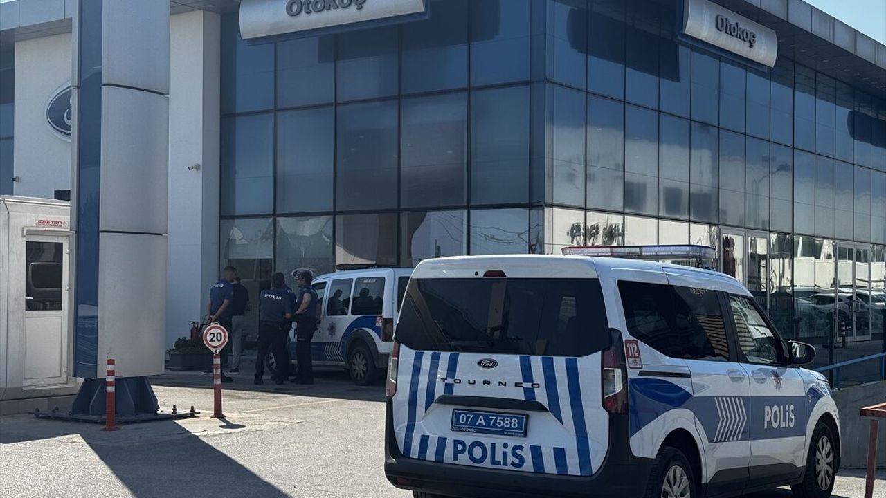 Antalya'da Otokoç yetkili servisine silahla ateş açıldı