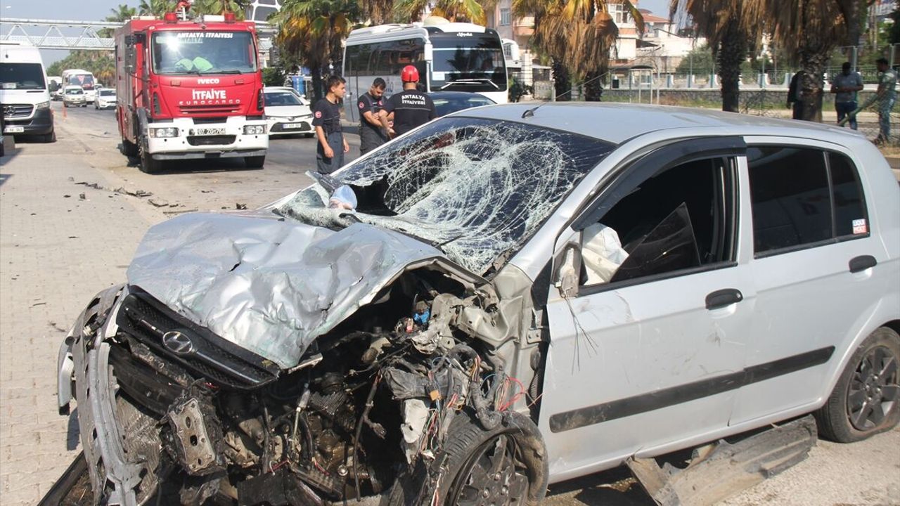 Antalya'da refüjdeki tel çitlere çarpan otomobilin sürücüsü 