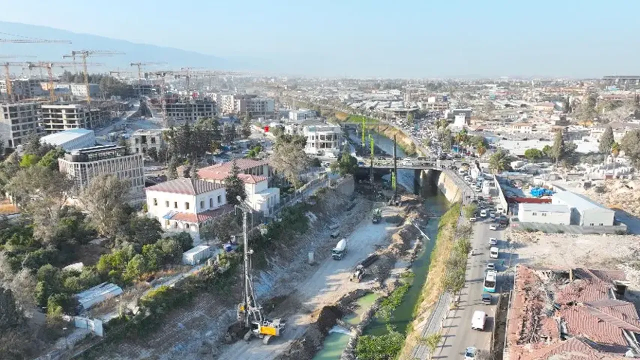 Asi Nehri Şantiyesi Otoparkı Daralttı: Uzun Çarşı’da Esnaf Tepkili!