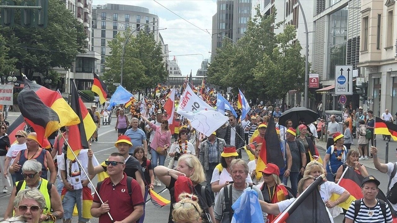 Berlin'de hükümet karşıtı gösteriye binlerce kişi 