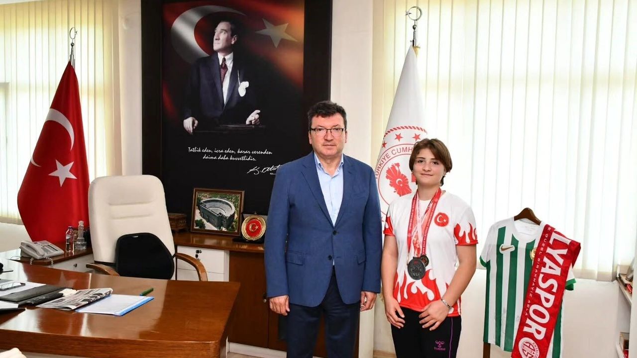 Bilek güreşinde dereceler elde eden Ayşe Büyükkaçar, ilçenin
