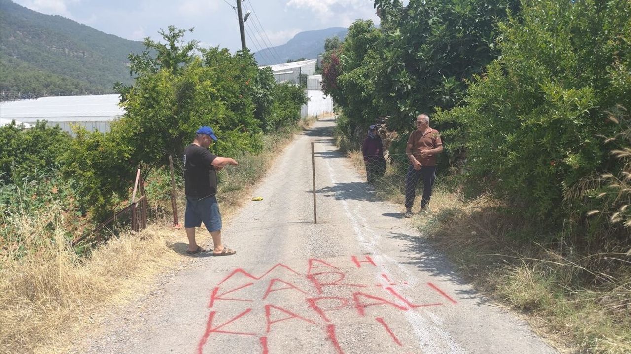 Bozyazı'da vatandaşa ait araziden geçen yol trafiğe kapatıld