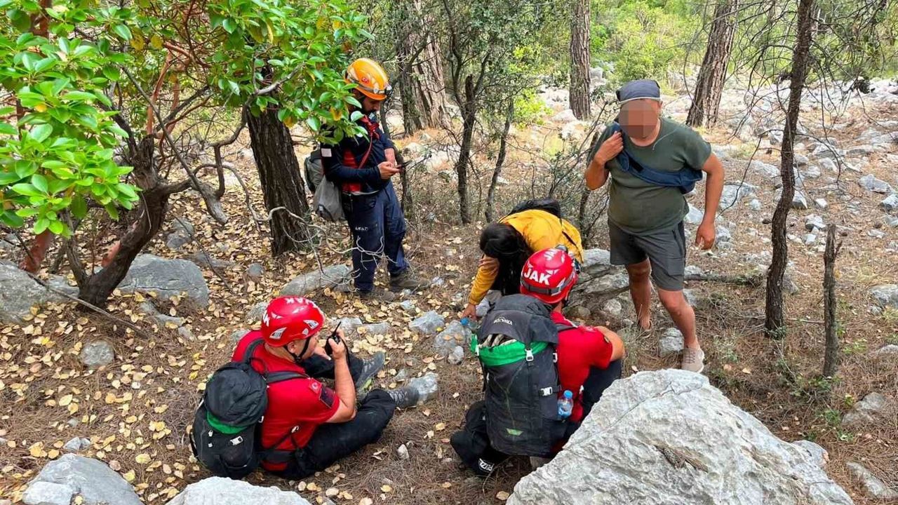 Cep telefonundan gönderdikleri SOS mesajı ile kurt
