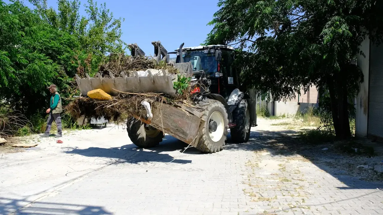 Defne'de Temizlik Seferberliği: Ekipler İlçenin Her Noktasın