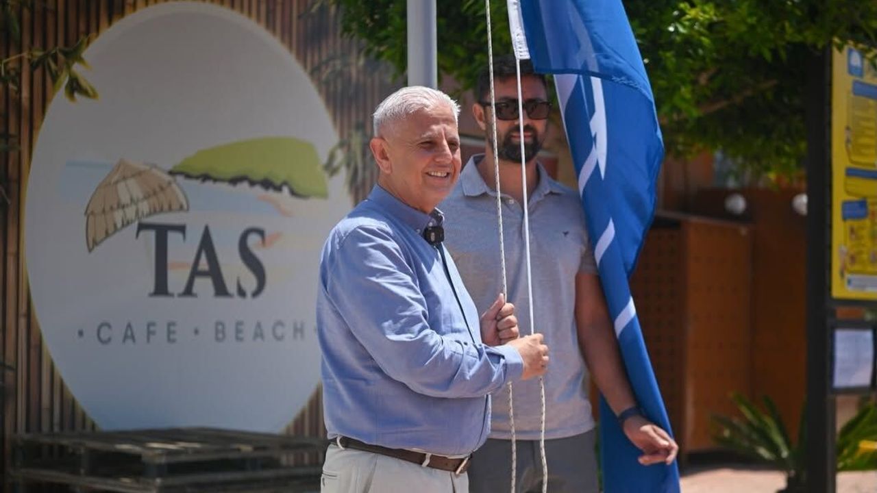 Demre'deki Taş Beach'te mavi bayrak dalgalanmaya devam edece
