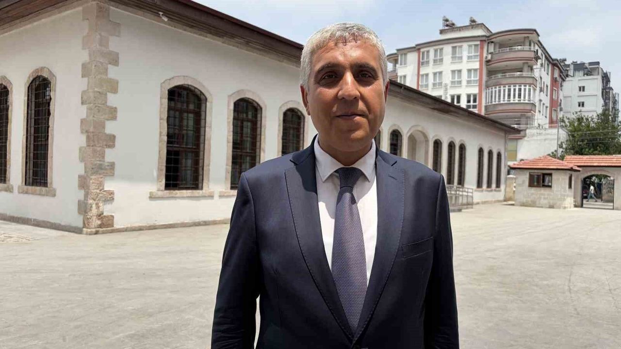 Depremde ağır hasar alan 115 yıllık tarihi okul yeniden eğit