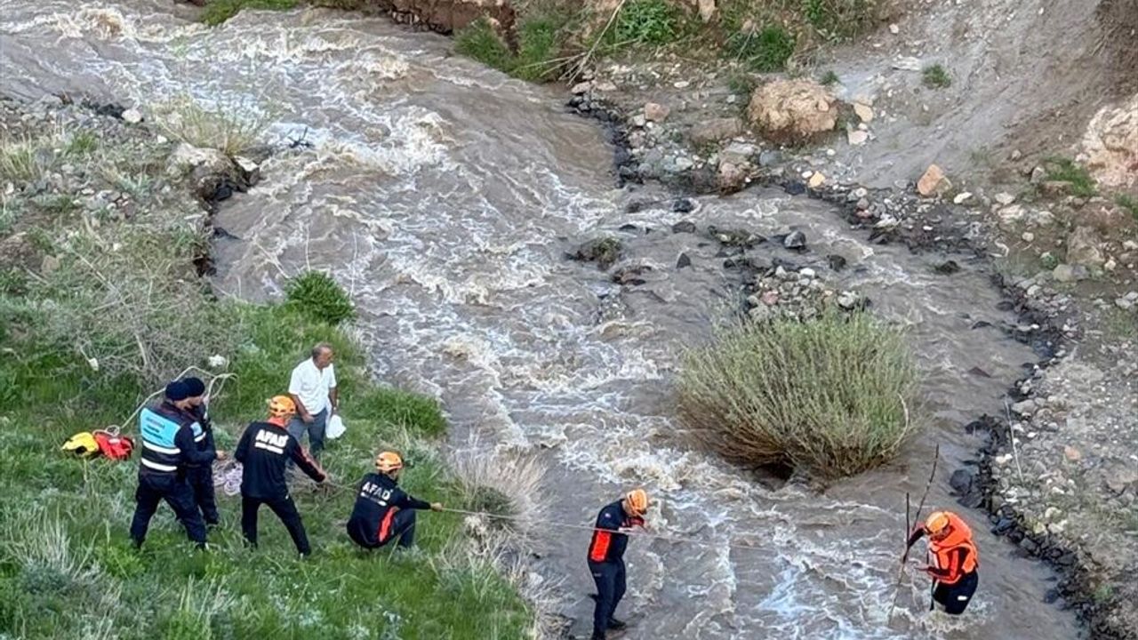 Erzurum'da mantar toplarken mahsur kalan çift, ekiplerince k