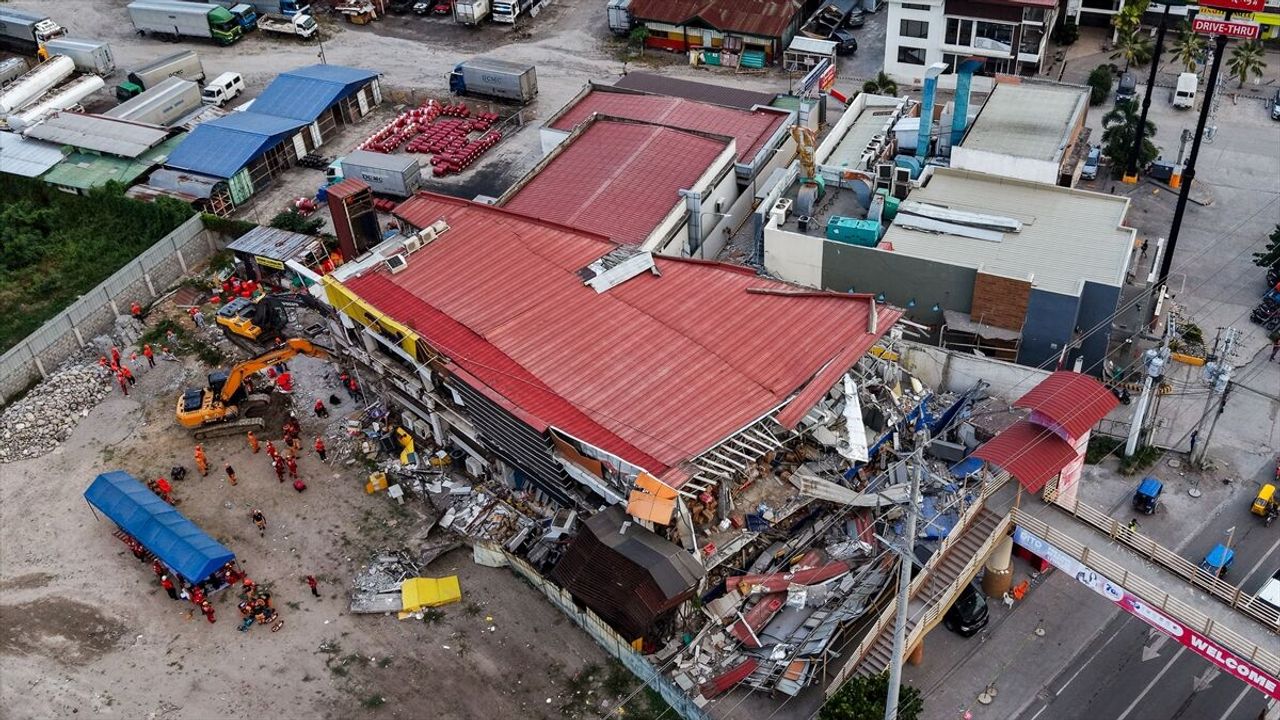 Filipinler'in Mindanao bölgesinde meydana gelen 7,8 büyüklüğ