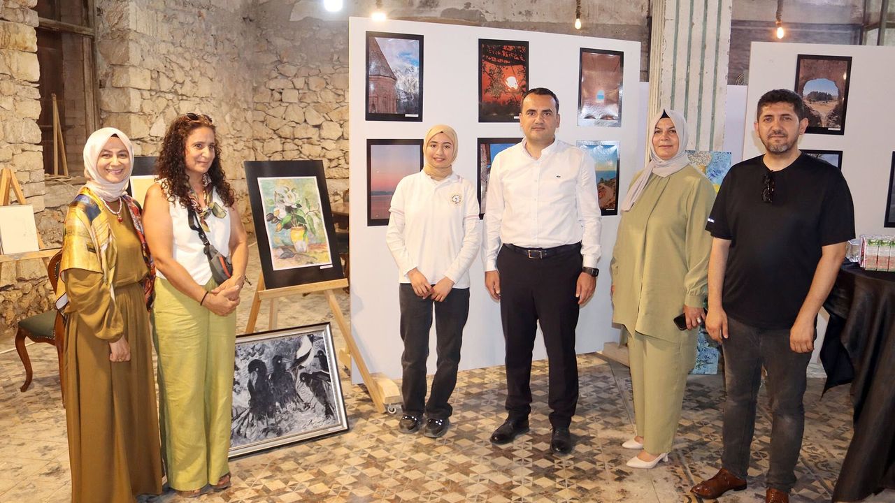 Finike Kaymakamı Çelik, lise öğrencilerinin resim sergisini 