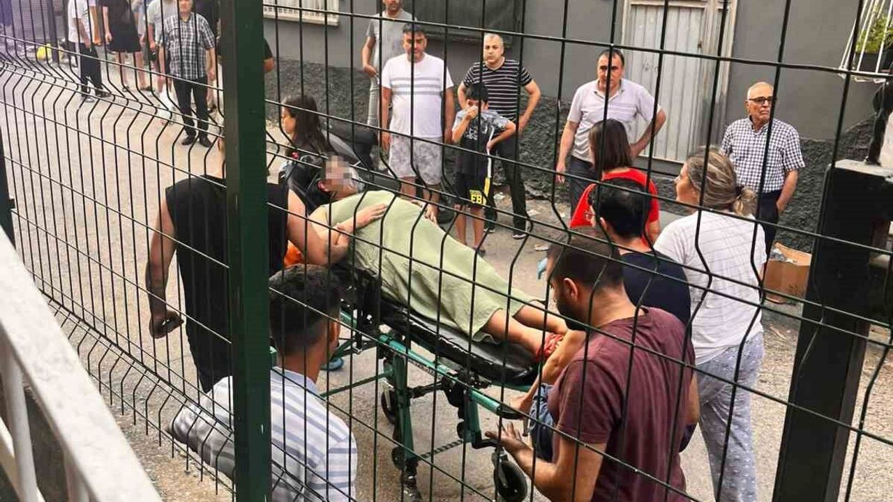 Hamile kadın ve oğlu yangından kurtarıldı