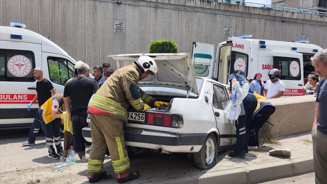 Hatay'da bariyere çarpan otomobildeki 3 kişi yaralandı