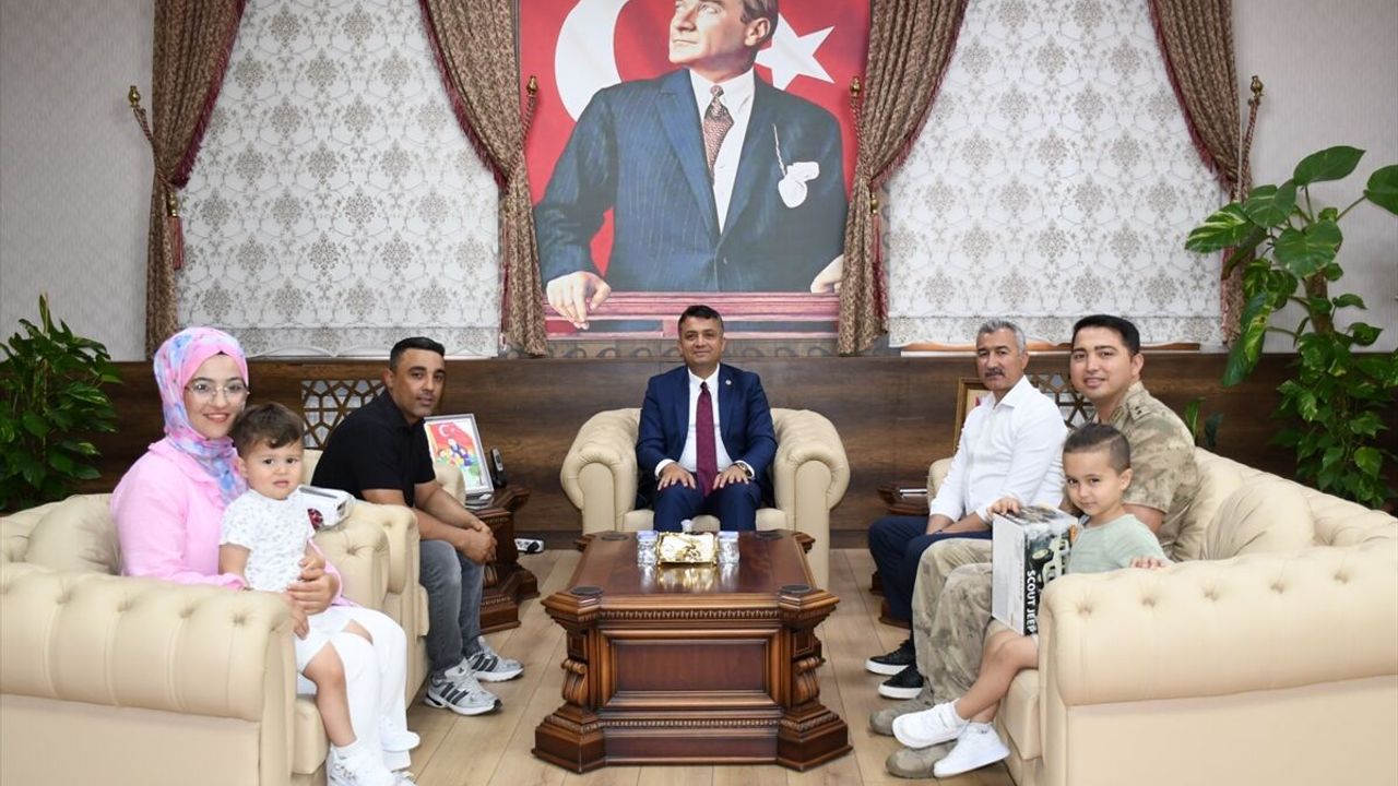 Hatay'da kavşağa düşen Türk bayrağını yoldan geçen sürücüler