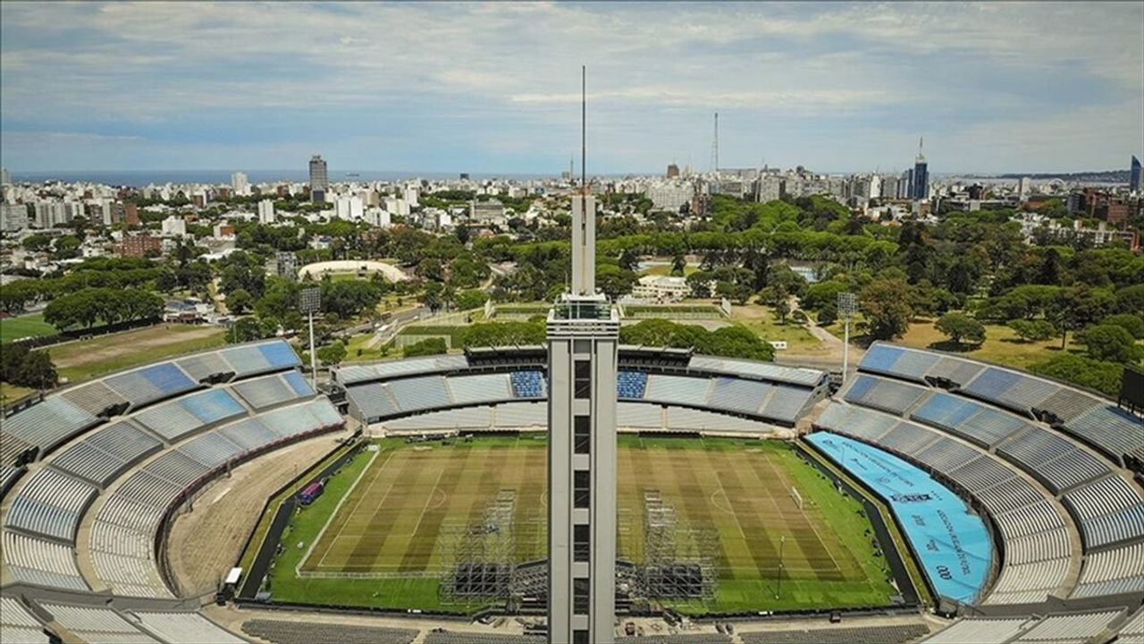 İlk FIFA Dünya Kupası Uruguay'daki Estadio Centenario'da düz