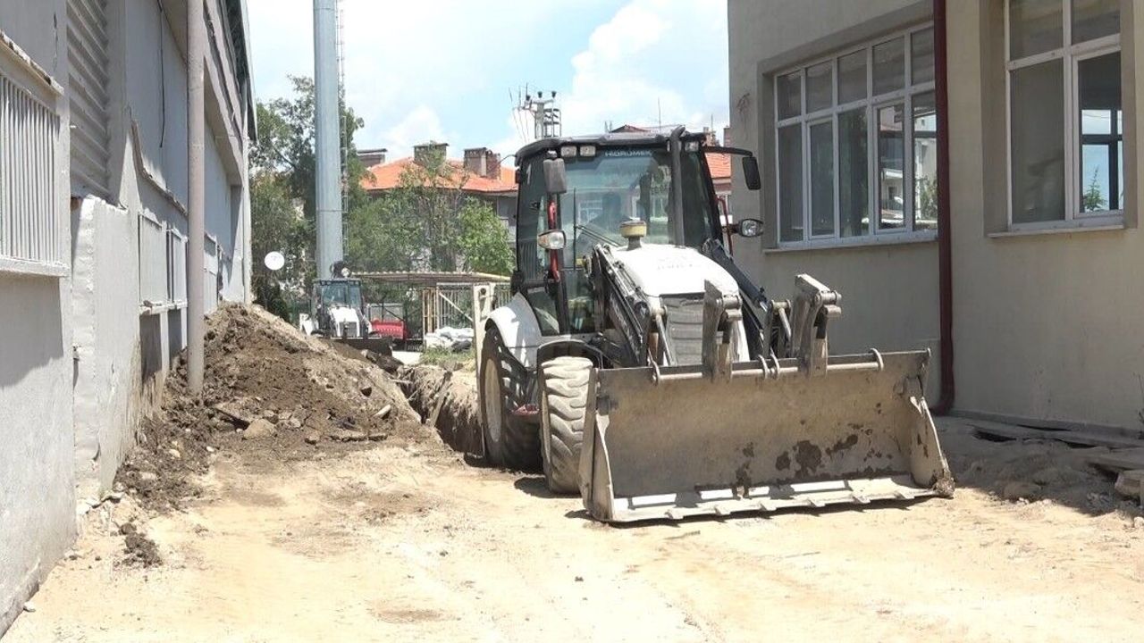 Isparta'da kanalizasyon hattı çalışmasında göçük meydana gel