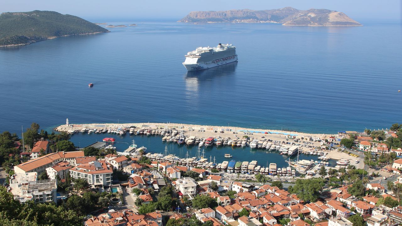 Kaş'a bu sezon gelen ilk kruvaziyer 2063 yolcusuyla 'Aroya' 