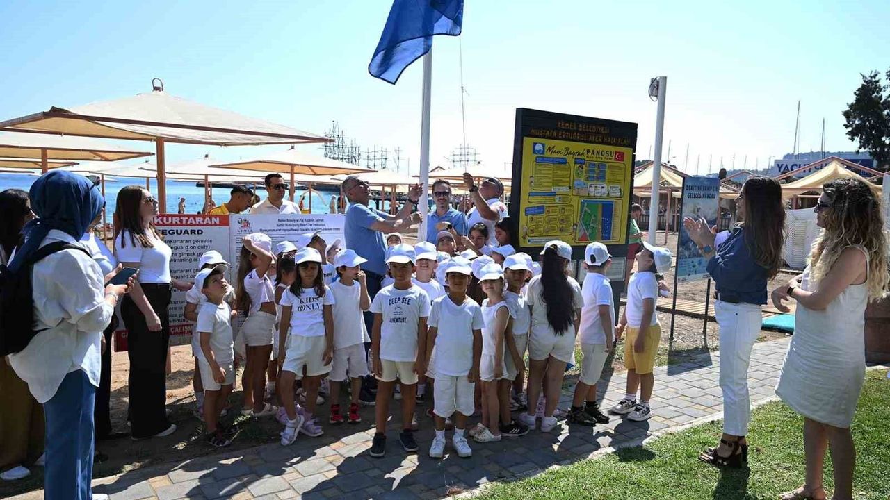 Kemer Belediyesi Halk Plajı'nda mavi bayrak göndere çekildi